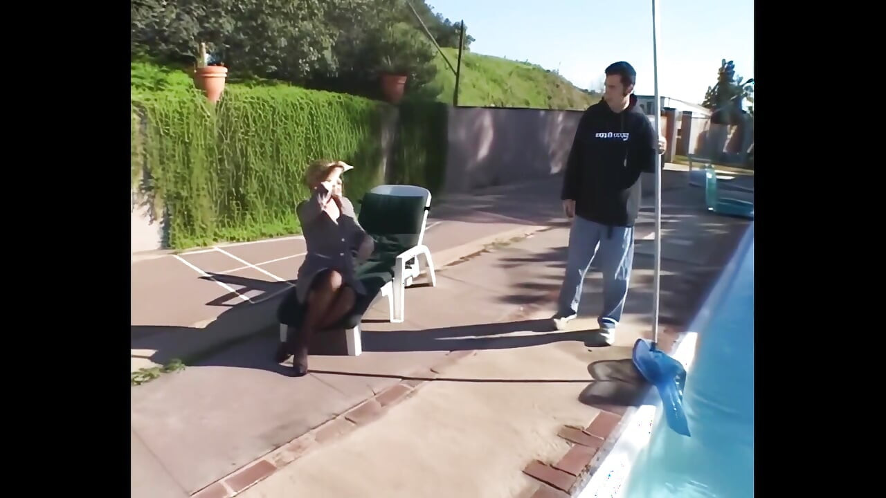 Riche MILF Tettona Seduce Il Pulitore Della Piscina per Il Suo Grosso Cazzo