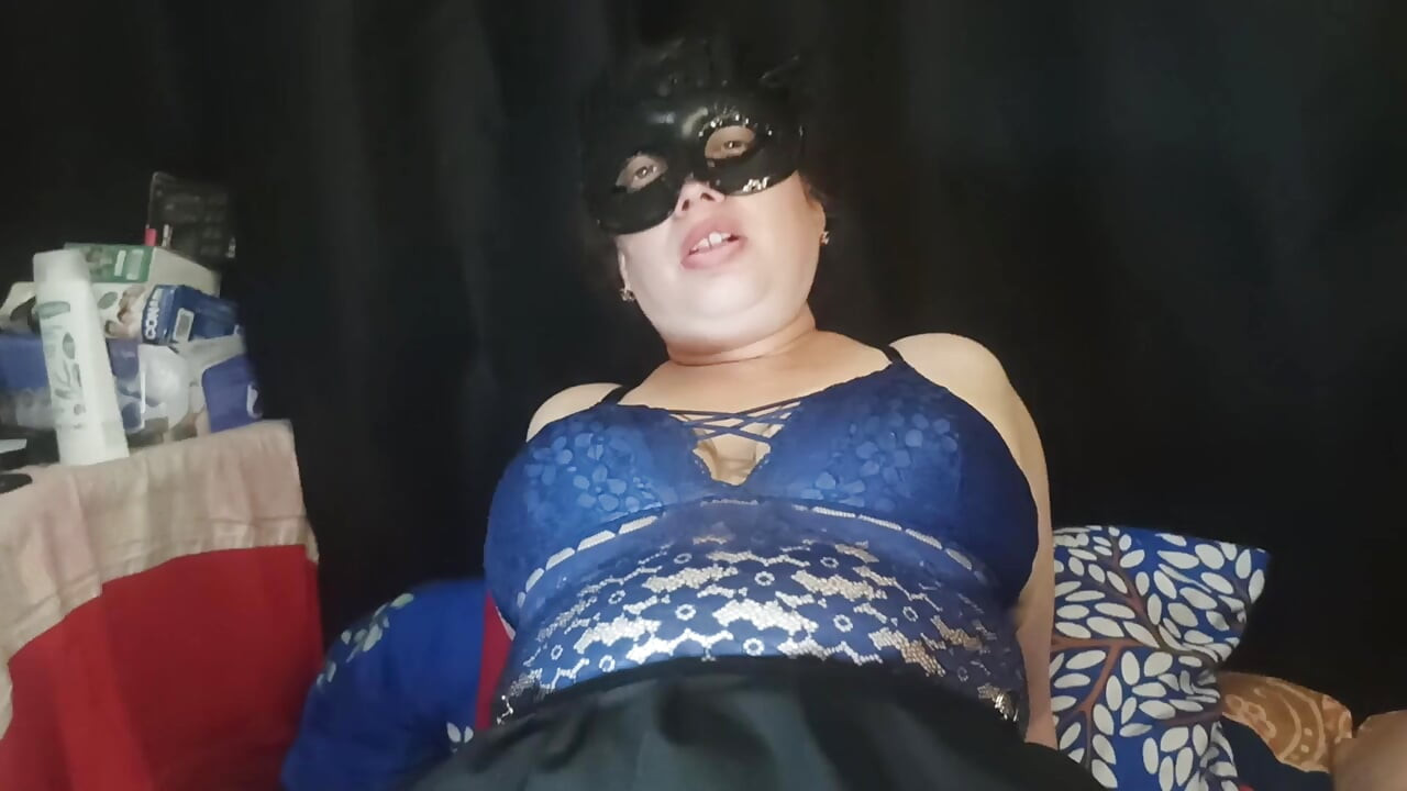 Eu provooco minha mulher, ela cede e me dá um boquete delicioso.