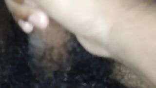 Desi dečko masturbira sa očuhom kurcem