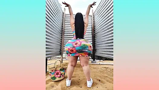 vollbusige frau zieht sich in der umkleidekabine um