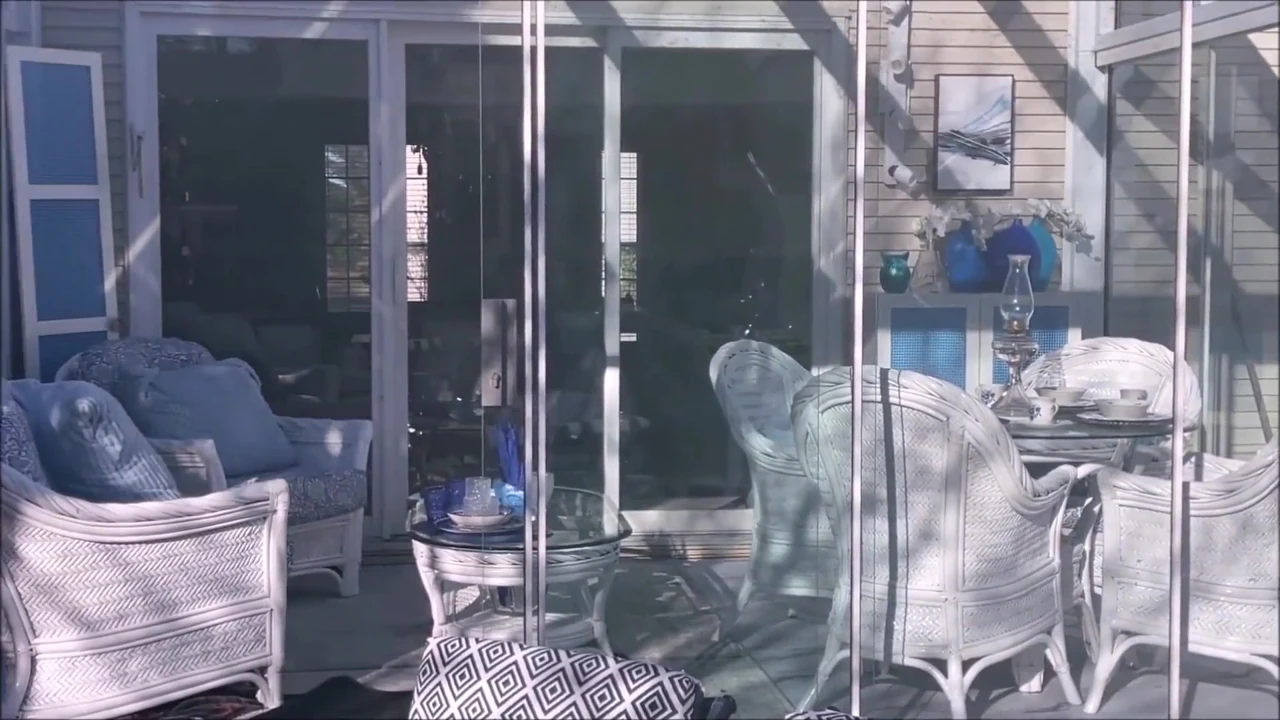Hunk üvey baba ayı verandada çıplak güneşleniyor 6