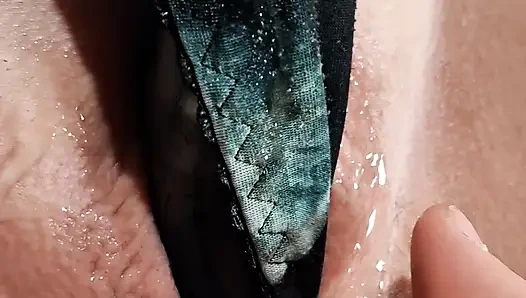 Sie spielt mit ihrem kitzler