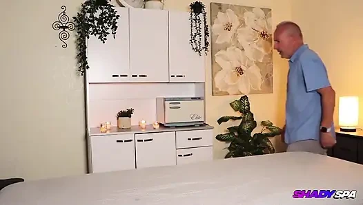 Blonde masseuse Thea summers tiefer gewebe-blowjob