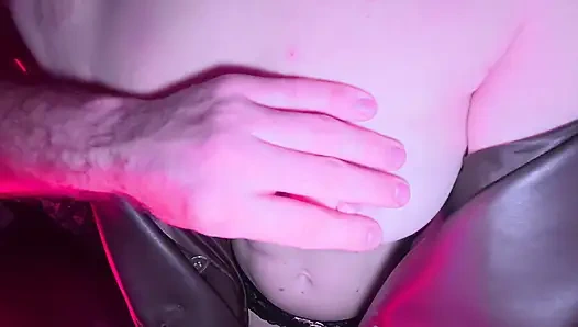 Oliasky'nin ateşli karısı akşam yemeği için deliklerini pişirdi