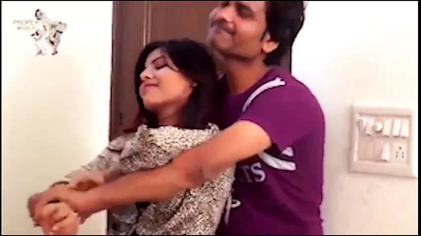 Desi Poonam ko padosi ne bra dene ke bahane choda