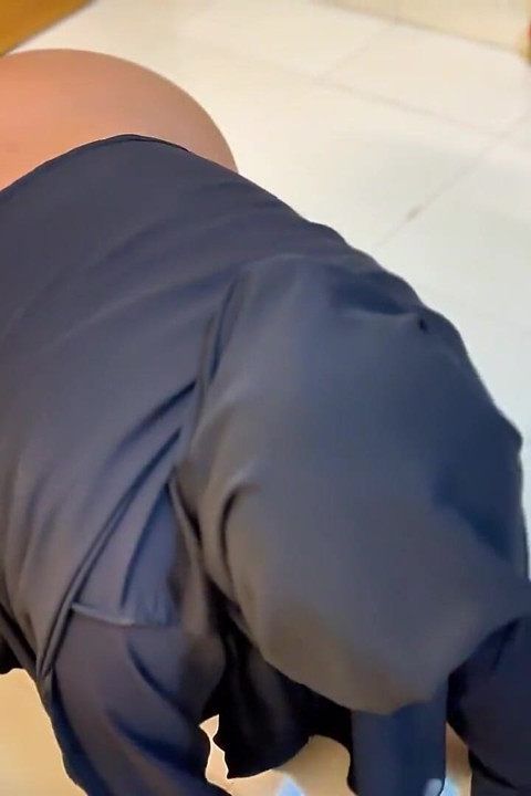 ホットメイドが公の場で大きなお尻を見せて、オフィスの上司からアナルセックスを受ける!