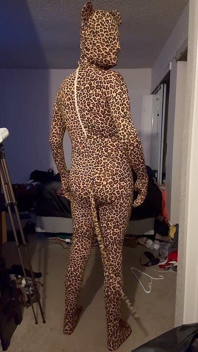 Ihana Zentai-nukke pukeutumassa ja hauskaa