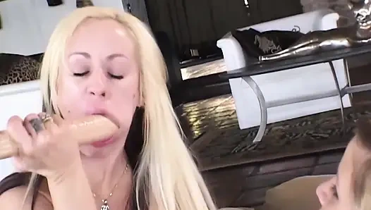 Lezbiyen Dildo Yüze Oturma - Ateşli Asyalı Ve Siyah Ve Beyaz Kızlar Ateşli Grup Sekste Amcık Ve Parmak Yalıyor