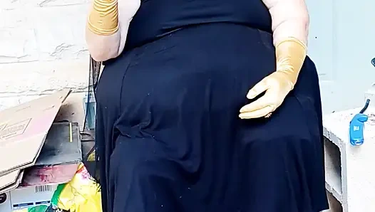 Fledermaus-mädchen macht eine rauchpause in ihr