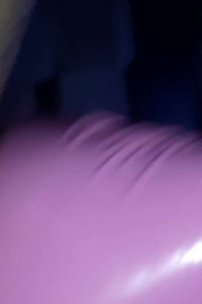 Glänzender latex-arsch neckt meinen schwanz und pisst in ihren arsch