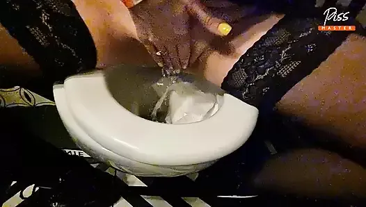 Une MILF sexy pisse dans les toilettes d’un club