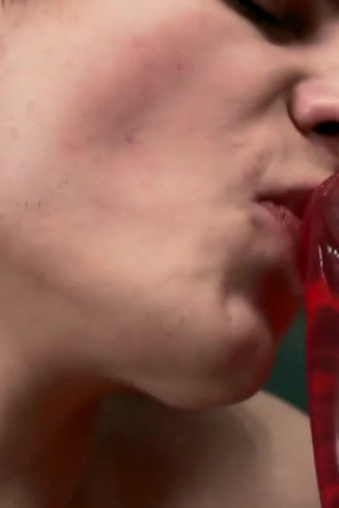 淫蕩的雙胞胎盧卡斯用紅色假陽具填滿他的屁股並打手槍！