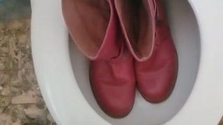 Kencing dengan sepatu bot merah muda saudara perempuan