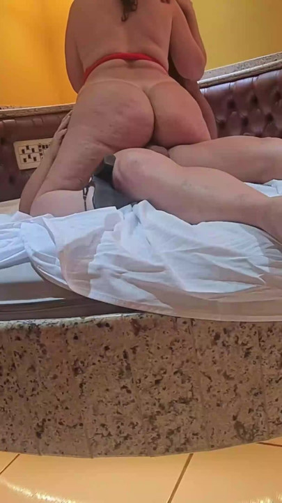 ブラジル人妻が生マッチョに鬼DP！カック夫が懇願しながら見てる | クリップ 1