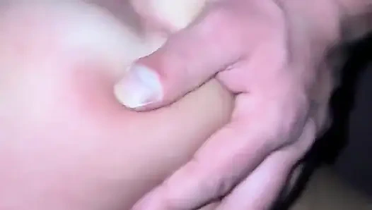 Сочная задница молодой девушки вбирается в большой хуй