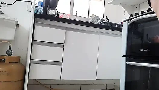 Şehvetli bir şekilde çocuğu açgözlü kıçını sevmeye bırakıyordu.