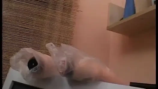 Cewek sange rambut pirang lagi asik ngentot memeknya yang ditindik pakai dildo ukuran raksasa