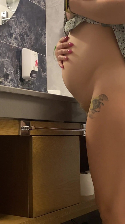 Hacer trampa con la esposa del mejor amigo embarazada en el baño del club en el espejo