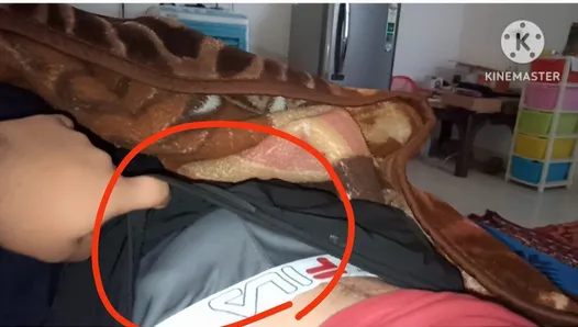 Une amie hétéro de l'école montre une grosse bite monstrueuse en sous-vêtements
