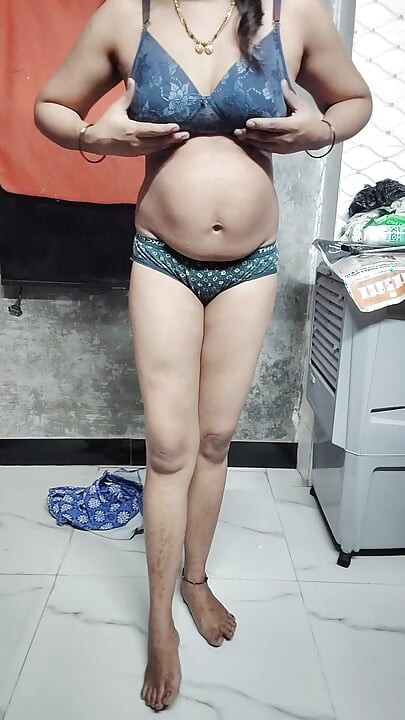 Indian girl showing her full nude body