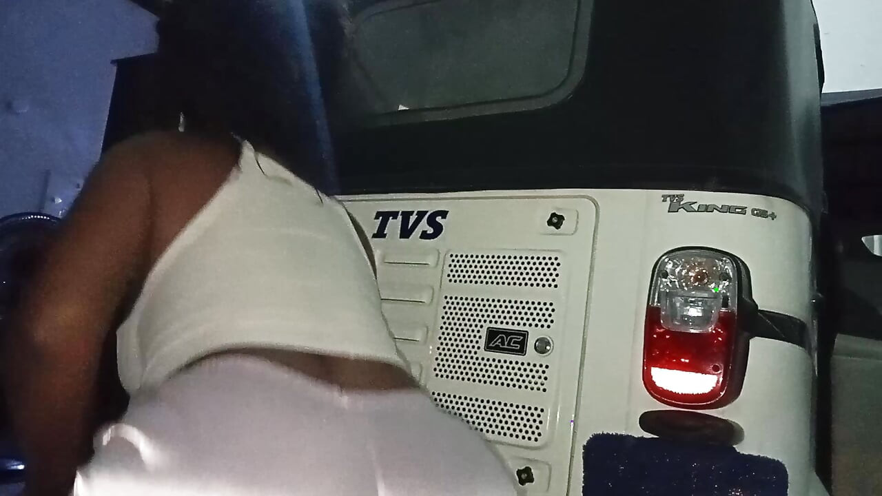 Cowok ini ngangkang sambil bersih-bersih mobil