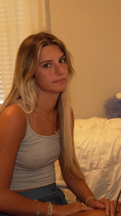 18 岁的大学荡妇让她的脸被精液覆盖! !