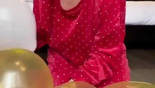 Merce lagi asik masturbasi pakai balon, memeknya super sange banget