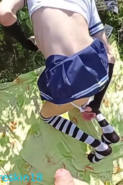 意気地のない野外で意気地悪なイメージでストリートパイズリイケメンは巨大なチンポと大量の精子を手に入れます!