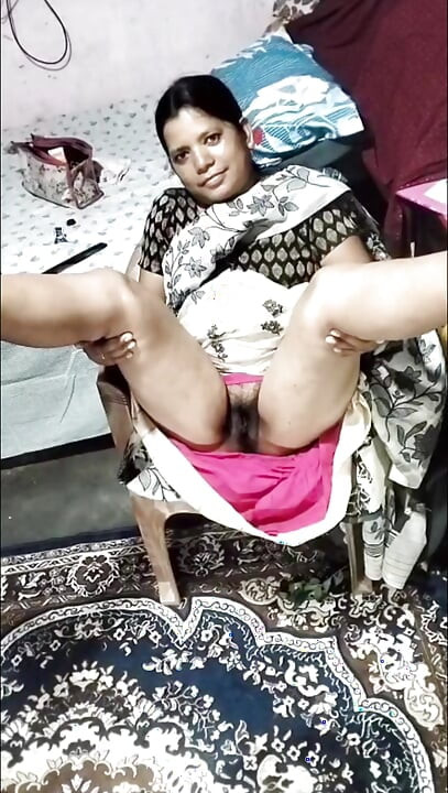 Desi lifting Sari to open pussy