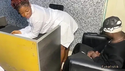 Büyük memeli doktor ofiste müşterilerini büyük zenci yarağıyla sikiyor