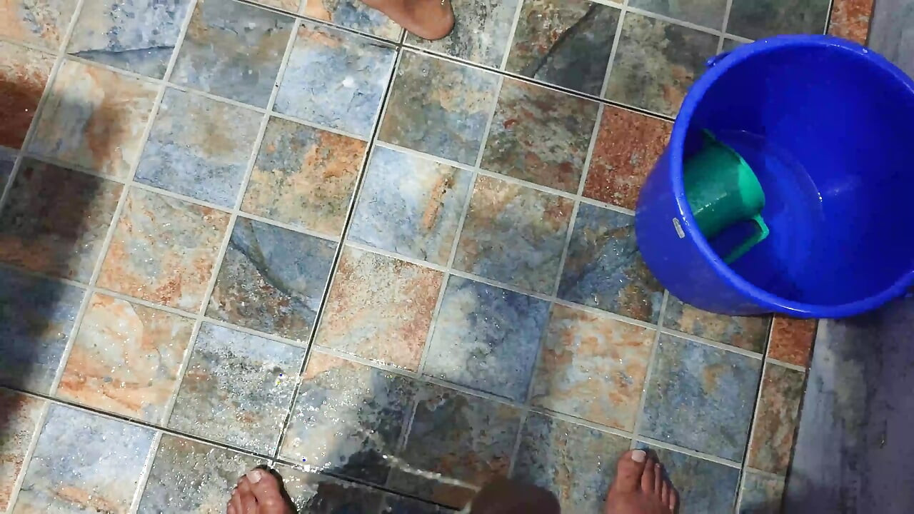 حمام فايشنافي عارية بالكامل