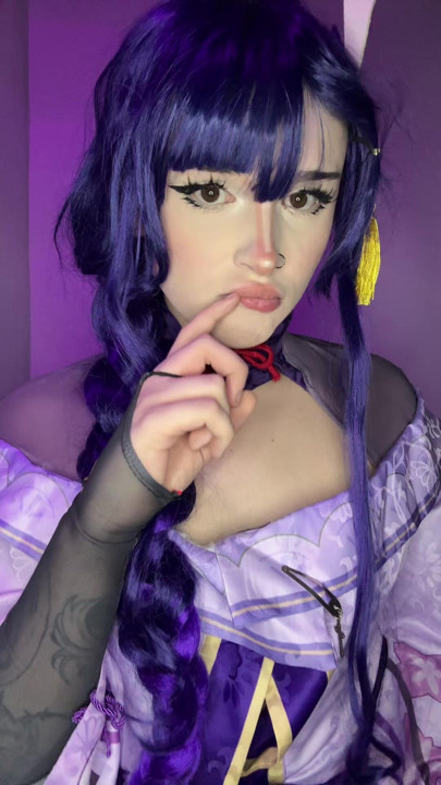 Femboy cosplayeuse taquine avec une bite