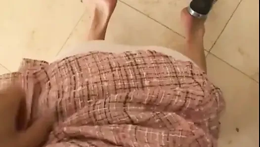 Genç seksi sürtük büyük bir yarağa biniyor!