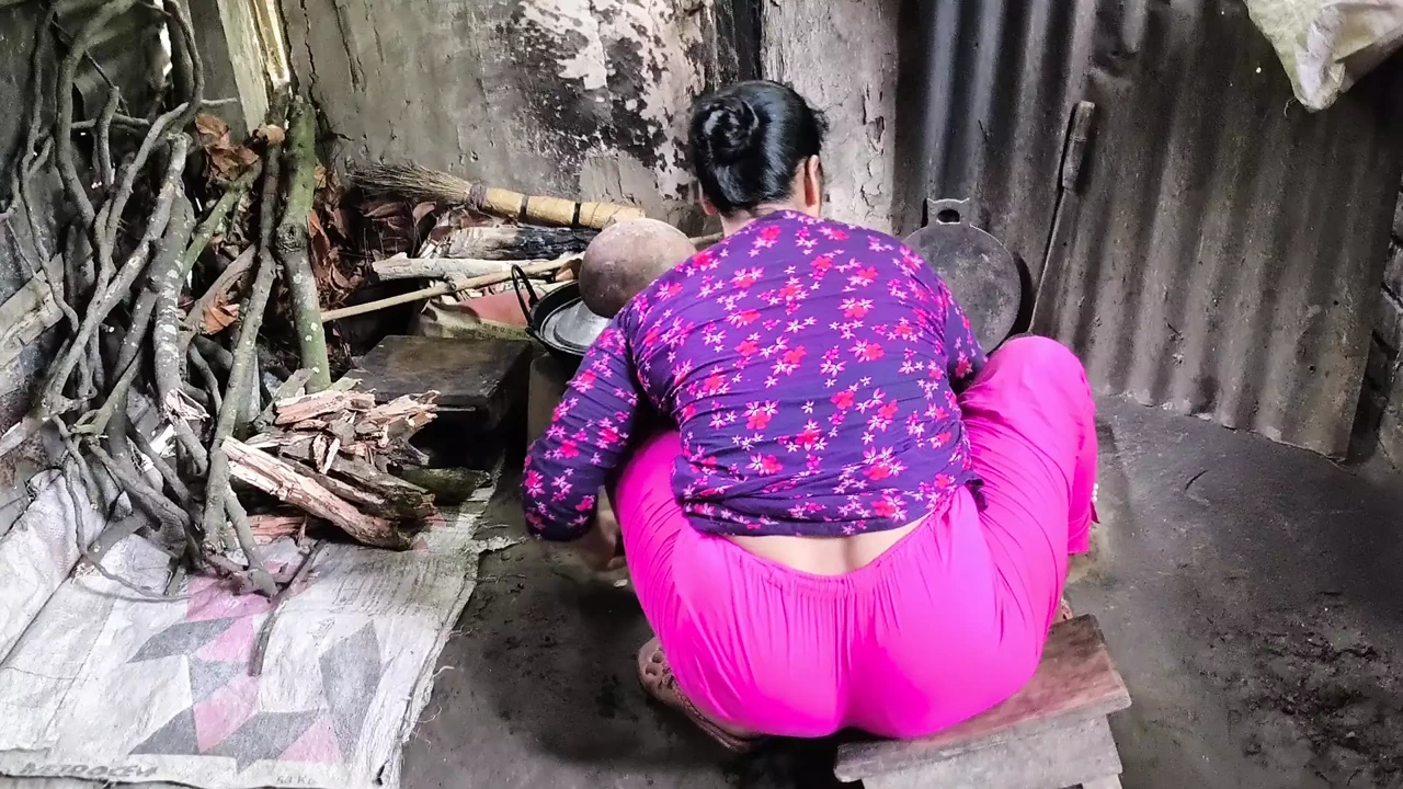 我在厨房里抓住了我的阿姨，开始操她