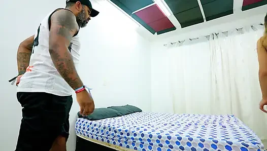 Yaramaz Üvey Baba, Odasında Genç Kızla Olan Ilişkisini Filme Aldı