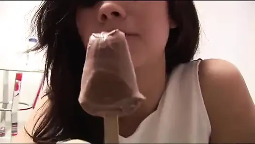 Solo-traumschätzchen: Mia lutscht auf Fudge