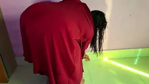 Видео от первого лица: Арабская большая задница и огромные сиськи горячая мусульманская мачеха милфа чистит пасынку комнату и пытается соблазнить его, показываю свои обнаженные в день Ид