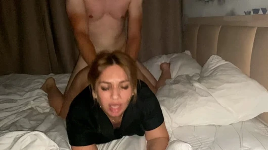 Güzel bir kaltak için anal tıkaç. Gerçek seks