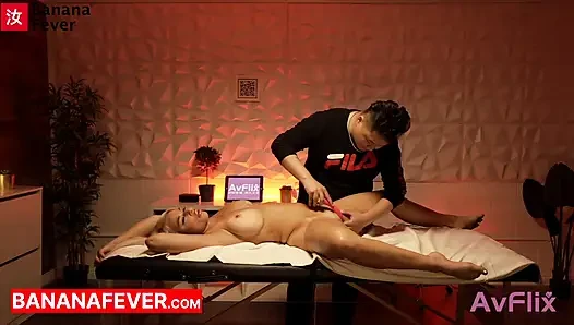Şişman Çinli masaj terapisti beyaz orta yaşlı seksi kadını tam hizmet mutlu sonla baştan çıkarıyor