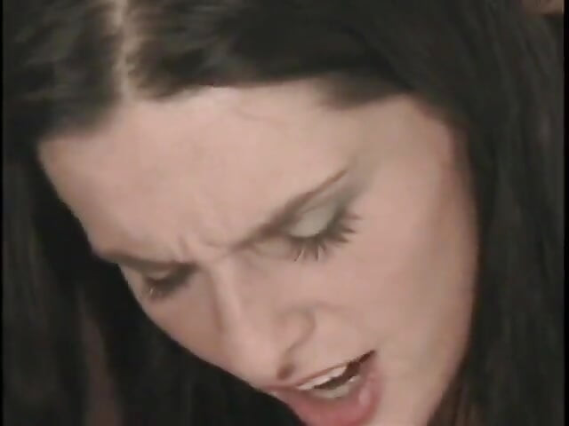 Un armăsar excitat are parte de supt pula, apoi fundul fute o gagică drăguță