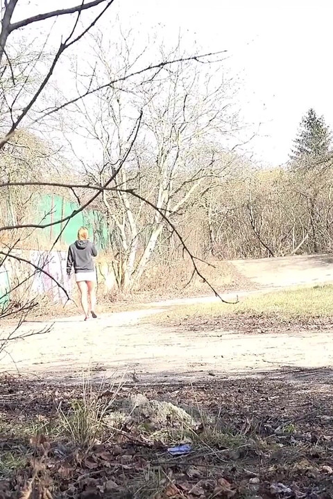 Got2Pee'nin banliyölerinde kızların işemeye geldiği yerde duruyor