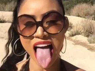 Sexy asiatische Ehefrau - lange Zunge