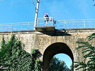 Aurelia exhibe son cul sur un pont de chemin de fer