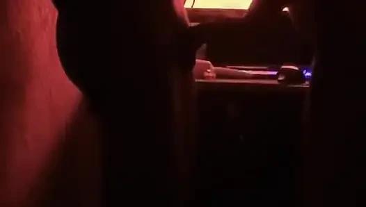 Интенсивный романский секс в красной комнате приводит к кримпаю