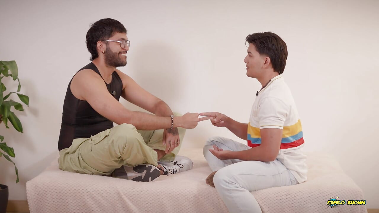 Ο Λατίνος Twink Fer Gil παίρνει ωμό γυμνό χύσιμο που εκτρέφεται από τον Camilo Brown αφού έχασε το ψαλίδι ροκ χαρτιού