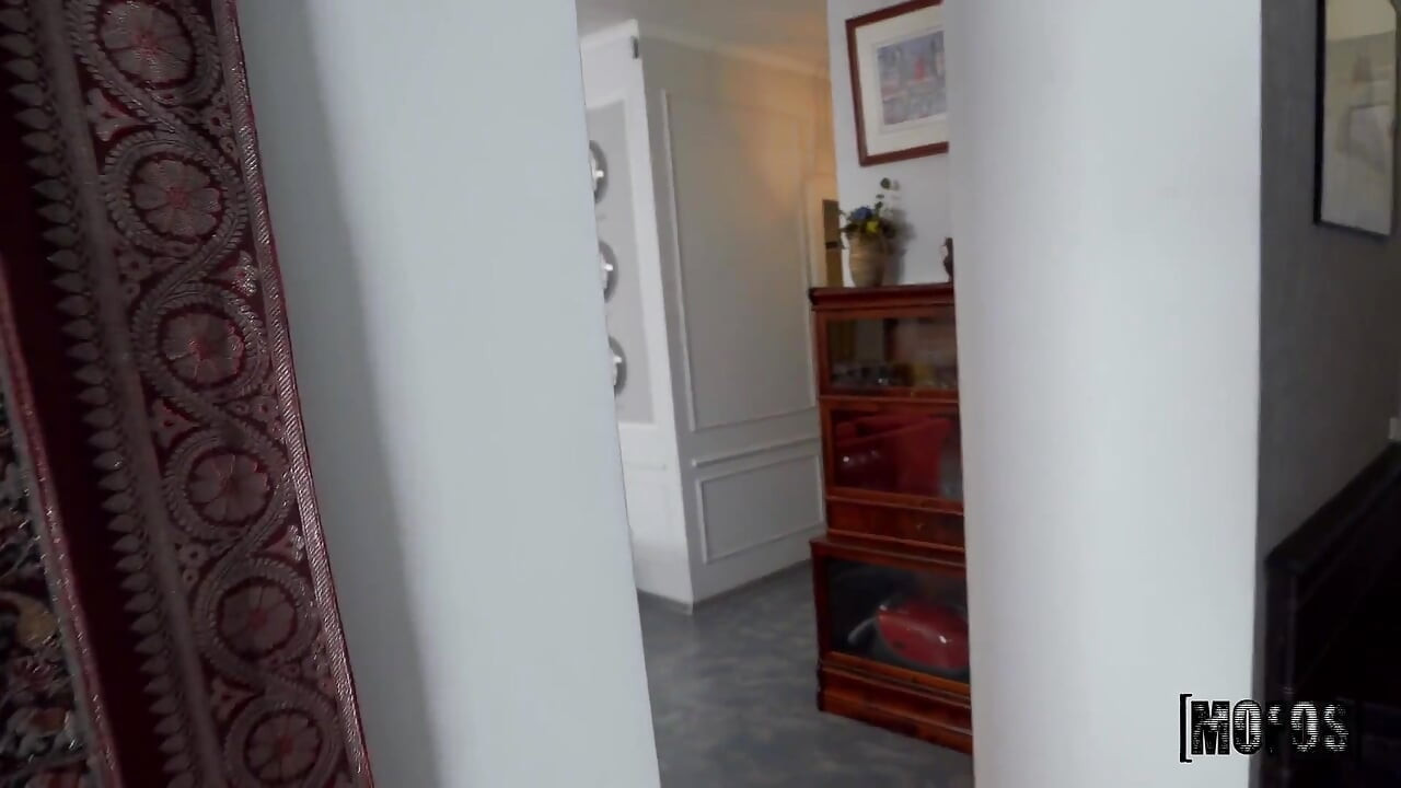 Mofos - Lilu Moon met kleine tieten staat open voor anaal en houdt ervan om te vergapen