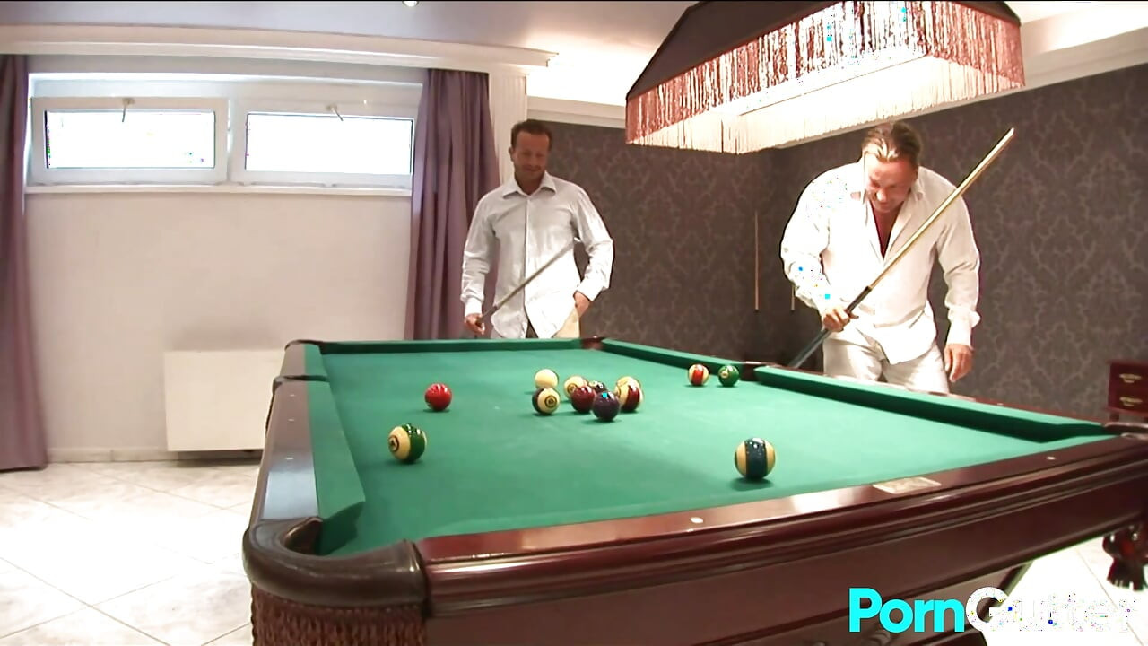 La tetona Mandy pone sus agujeros al servicio de dos sementales