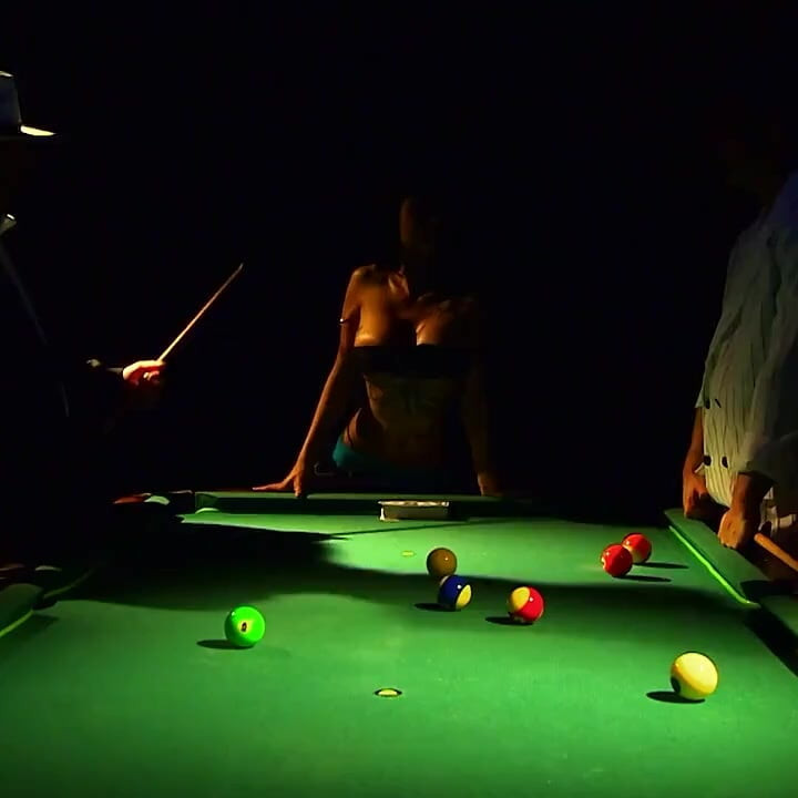 Ateşli bilardo masasında direk dansı ile grup seks