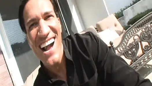 Красивая сексуальная черная девушка сосет два больших черных члена и получает сперму в ее рот, глотая