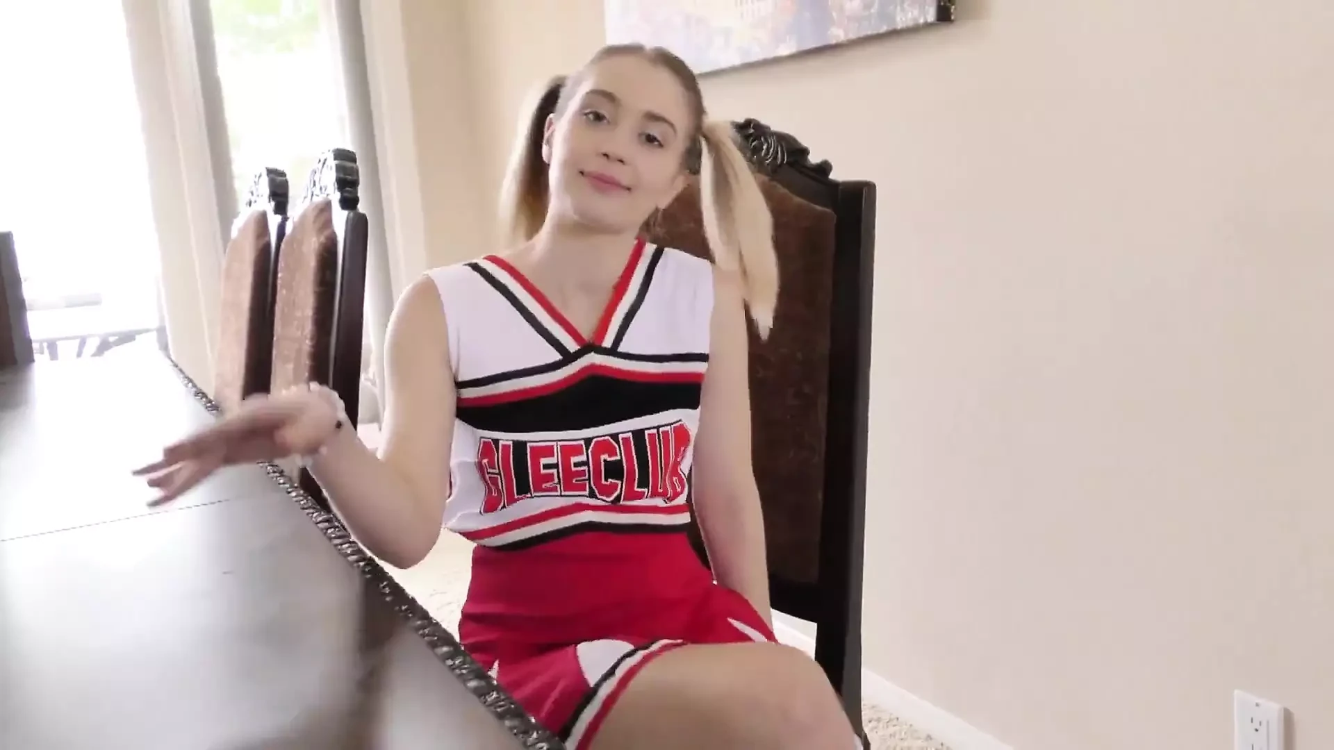 Tiener cheerleader Anastasia Knight kan het niet hetero zien terwijl ze wordt geneukt